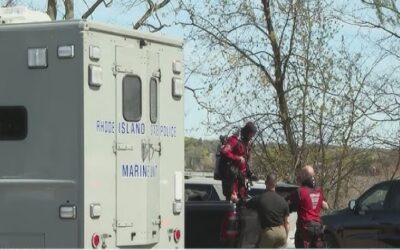 Conductor es rescatado de  vehículo en aguas de Porstmouth, su mascota murió.