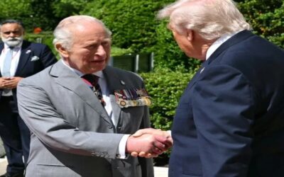 Carlos III cierra visita a EEUU con baño de inmersión en la cultura estadounidense.