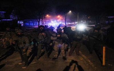 Agente de inmigración detenido en Texas por tiroteo en Mineápolis.