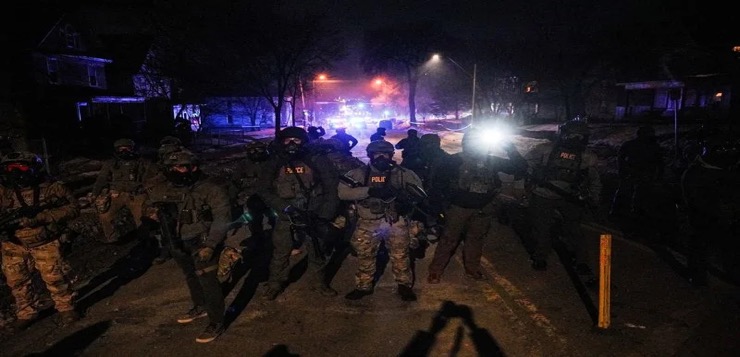 Agente de inmigración detenido en Texas por tiroteo en Mineápolis.