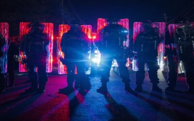 Decretan toque de queda en Newark tras disturbios frente centro de detención de migrantes.