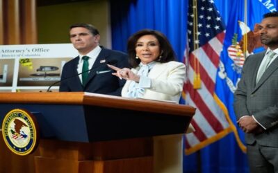 Perdigones que alcanzaron a agente en cena de Trump vinieron de sospechoso detenido, dice fiscal