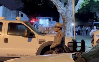 Dos muertos y tres heridos en un tiroteo en el estacionamiento de un supermercado en Texas.