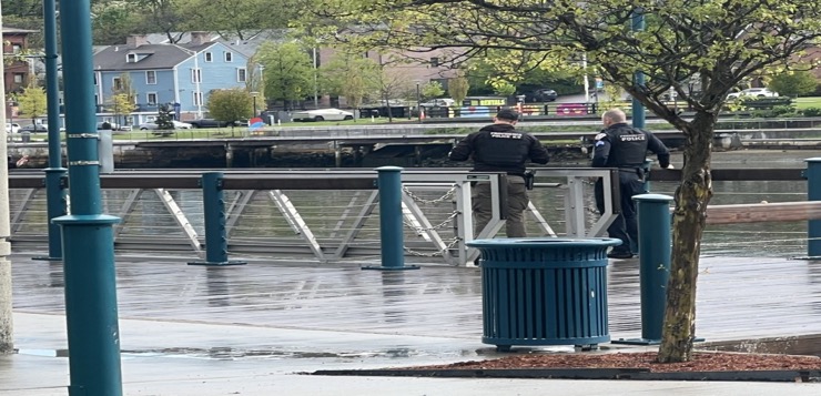 Encuentran cuerpo en agua cerca del puente de la Calle Point en Providence.