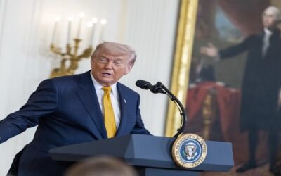 Trump dice que alto el fuego en Irán sigue vigente, pese a intercambio de ataques en Ormuz.