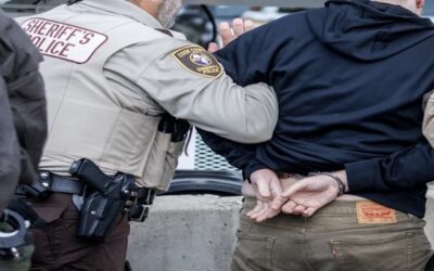 ICE pide a policías de Florida y Texas no hablar sobre su rol en las redadas, según medios.