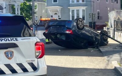 Policía Providence investiga accidente, ocupantes huyeron del lugar.