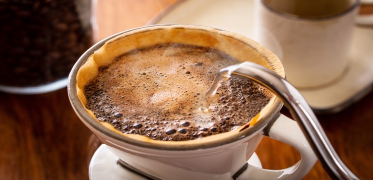 El consumo diario de café impacta la función renal, y no precisamente tan bien