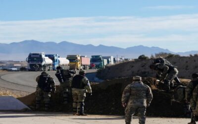 Policías y militares inician despeje de rutas tomadas por protestas sindicales en Bolivia