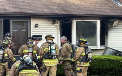 Bomberos apagan incendio en Johnston, una mujer arrestada.