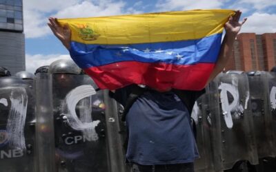 Estudiantes salen a las calles de Venezuela en protesta por la muerte de preso político y su madre.