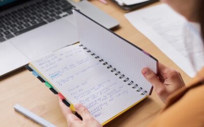 La batalla entre el papel y las pantallas en la educación: tomar apuntes con papel y bolígrafo mejora la memoria