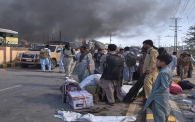 Una potente bomba junto a las vías del tren mata al menos a 23 personas en el suroeste de Pakistán