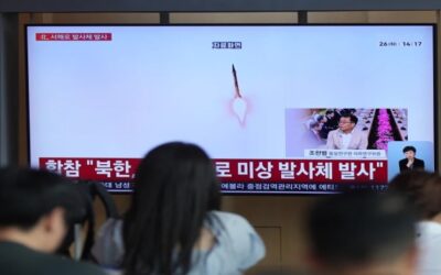 Corea del Norte lanza un misil balístico y otras armas sobre el mar en una demostración de fuerza