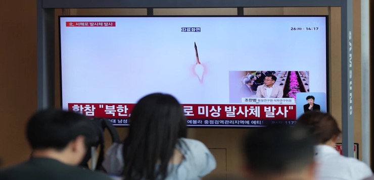 Corea del Norte lanza un misil balístico y otras armas sobre el mar en una demostración de fuerza