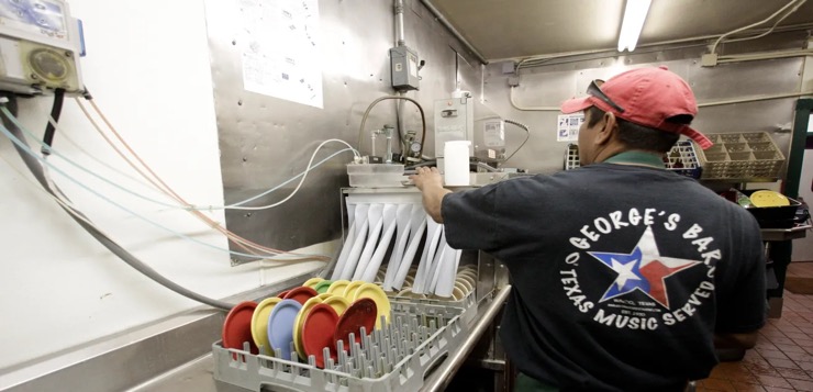 Redadas del ICE destruyeron 668 mil empleos; construcción y restaurantes, los más golpeados