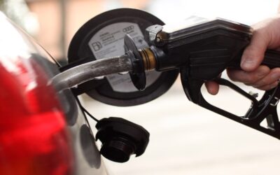Precio gasolina baja 17 centavos en Rhode Island.