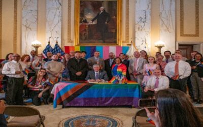 McKee firma Proclama para celebrar el Mes del Orgullo.