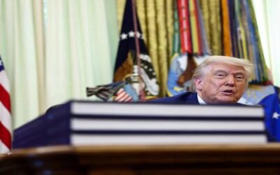 Trump firma un decreto para facilitar el despido de 8.000 empleados federales.