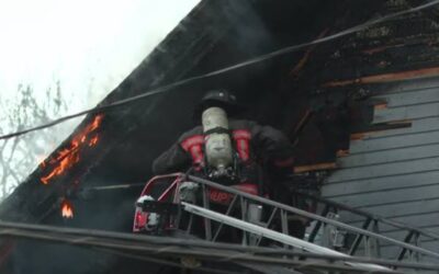 2 bomberos heridos cuando combatían incendio.