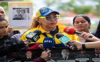 Familiares de presos políticos piden apoyo a EEUU desde las afueras de embajada en Caracas.