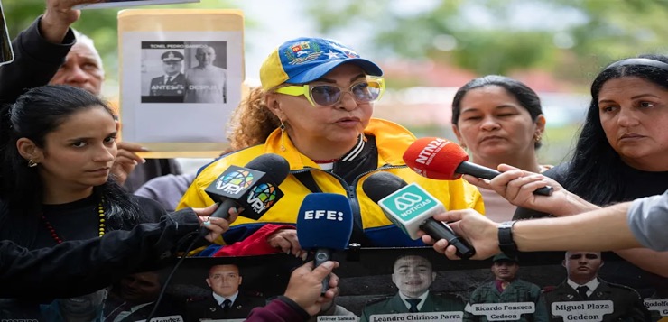Familiares de presos políticos piden apoyo a EEUU desde las afueras de embajada en Caracas.