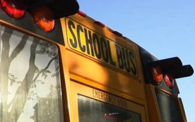 Conductor autobús escolar herido por escombros de vehículo.