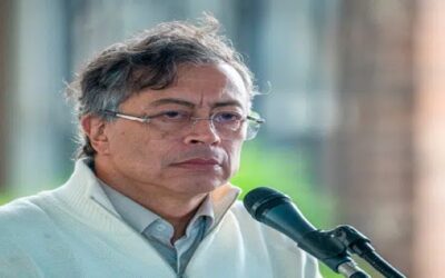 Suspenden a Gustavo Petro del cargo de presidente de Colombia.