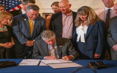 McKee firma ley que amplía el acceso a la justicia para las víctimas de abusos sexuales infantiles