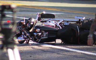 Conductora enfrenta cargos de manejar bajo la influencia por accidente con motociclista.