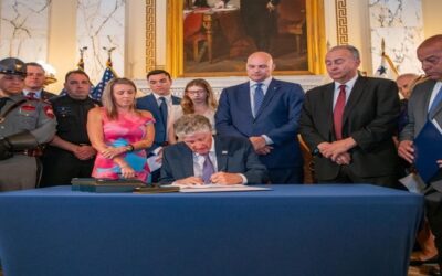 McKee firma ‘Ley Casey’, endureciendo sanciones para incidentes relacionados con agresividad al volante