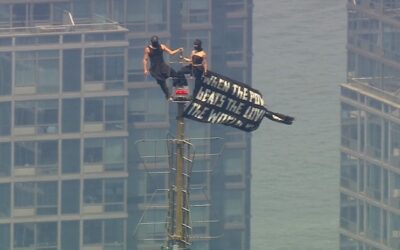 Pareja que escalaron hasta la cima del Edificio Empire State bajo custodia.
