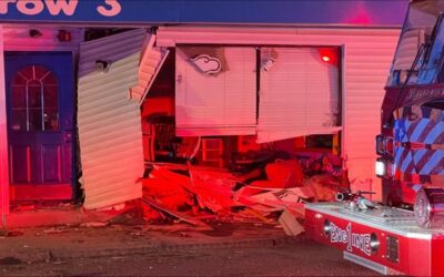 Menor que conducía supuestamente distraído se estrelló con negocio en Cranston.