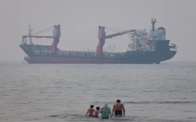 EEUU lanza ataques contra Irán tras acusarlo de agredir barcos comerciales en Ormuz.