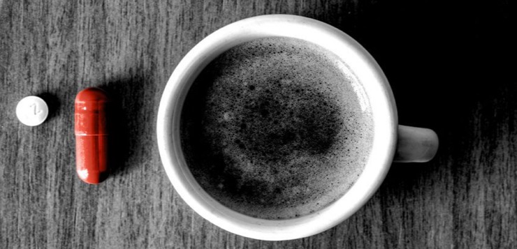 Médicos alertan por qué nunca debes mezclar los medicamentos con café