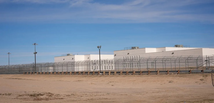 DHS paga millones para comprar dos de los mayores centros de detención de inmigrantes en California
