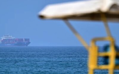 Irán anuncia cierre del estrecho de Ormuz; EEUU responde con nueva ola de ataques.