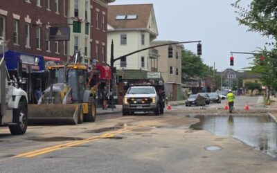 Cierran tramo de pista por ruptura de tubería en Providence