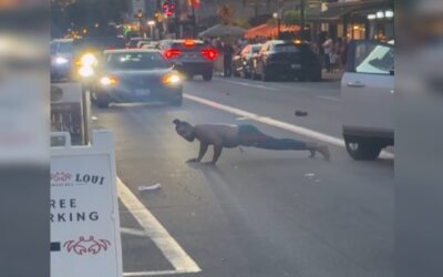 Hombre arrestado luego de chocar con letreros y saltar sobre vehículo policial en Federal Hill