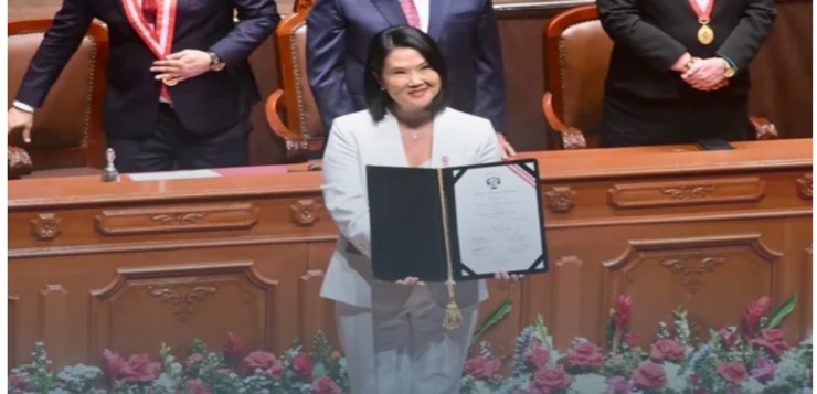 Peru: Keiko Fujimori recibe credencial como presidenta: «Les prometo que pondremos el Estado al servicio de la población»