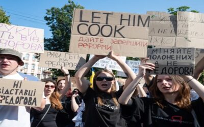 Manifestantes se concentran en Kiev mientras Zelenskyy trata de destituir a su ministro de Defensa