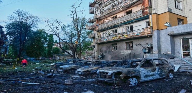 Ataques rusos matan a 6 en Kiev y otras ciudades de Ucrania, exponiendo fallas de defensa antiaérea