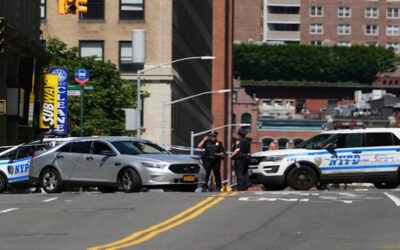 Hombre ataca con explosivo casero un edificio del ICE y el FBI en Nueva York