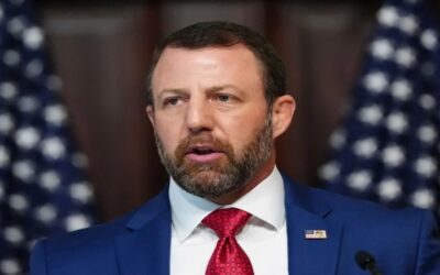 Mullin evita responder por muertes de inmigrantes y anuncia más vigilancia de ICE en las calles