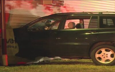 Auto se estrella contra edificio en East Providence