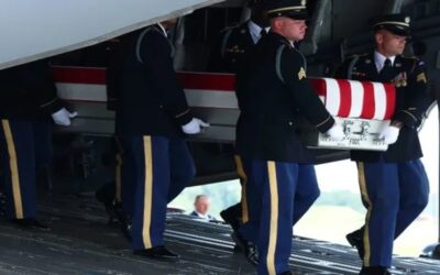 Trump homenajea a los caídos mientras enfrenta un punto de decisión sobre Irán