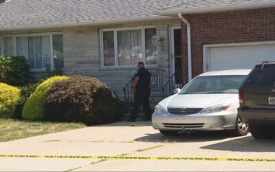 Policía Cranston investiga incidente en una vivienda que dejo una mujer muerta y su madre herida de gravedad.