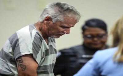 Juez sentencia a 15 años de prisión al padre del autor de un tiroteo escolar.
