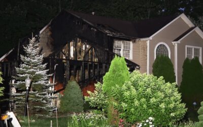 Incendio en garaje deja serios daños en vivienda.