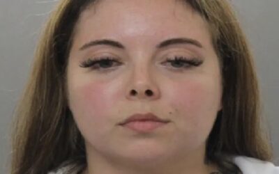 Conductora enfrenta cargos por atropello de dos personas.